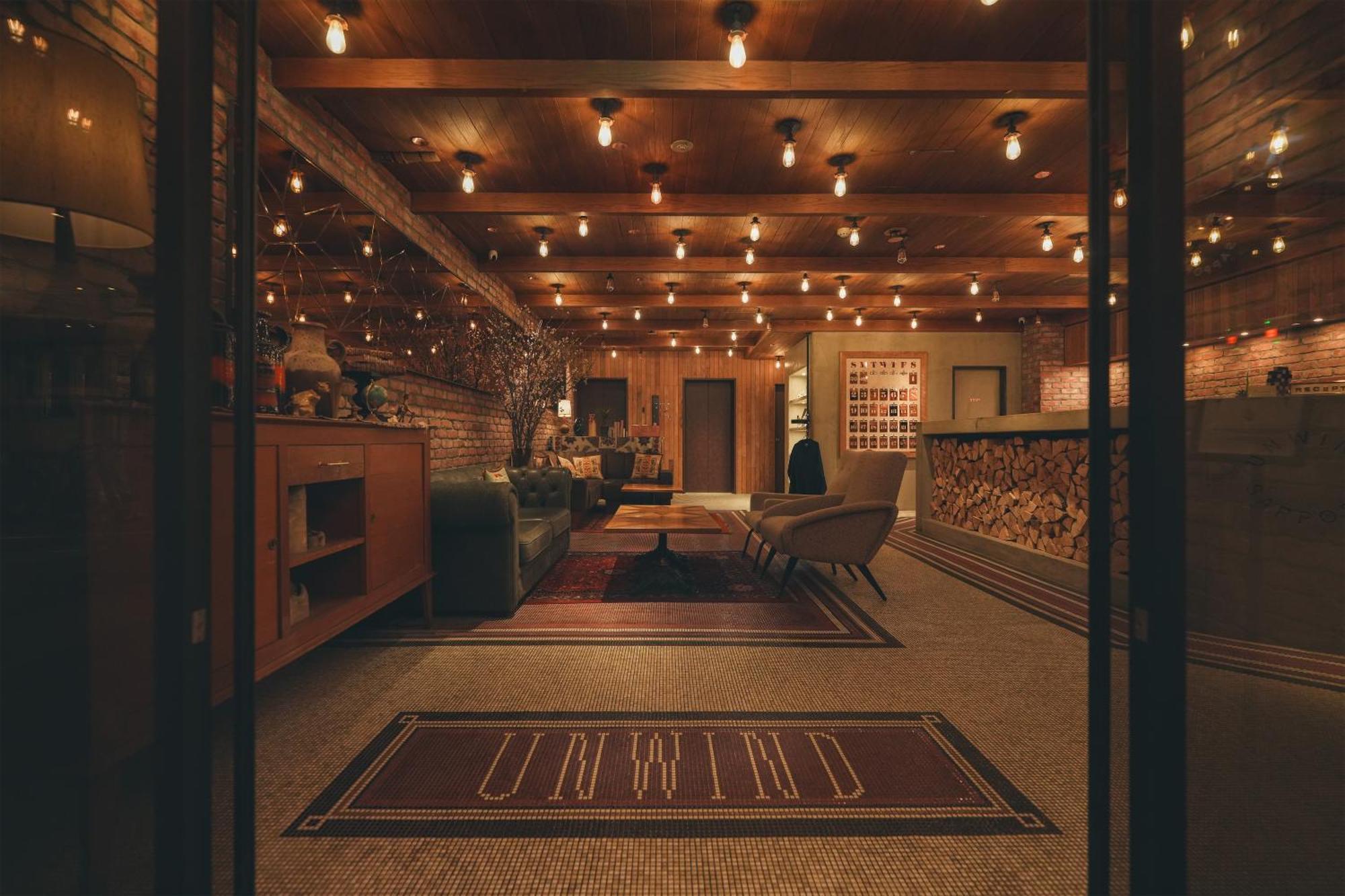 Unwind & Bar Hotel